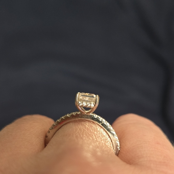 Maxine of Hollywood Silver Sparkling Ring - Picture 3 of 4